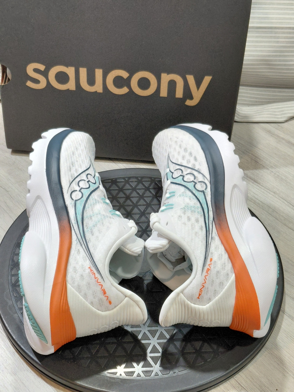 NEW Saucony Premium Women's Kinvara 16 White Teal Orange Running Shoes SIZE 7 - Picture 6 of 16
